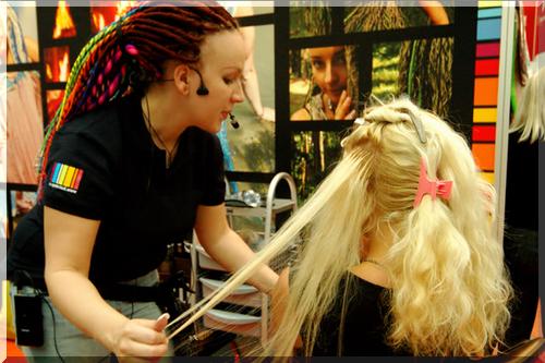 Наращивание волос в салоне
