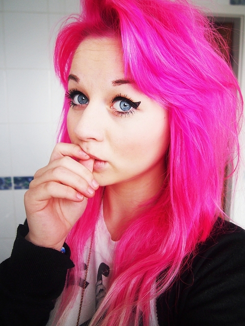 ярко-розовые волосы