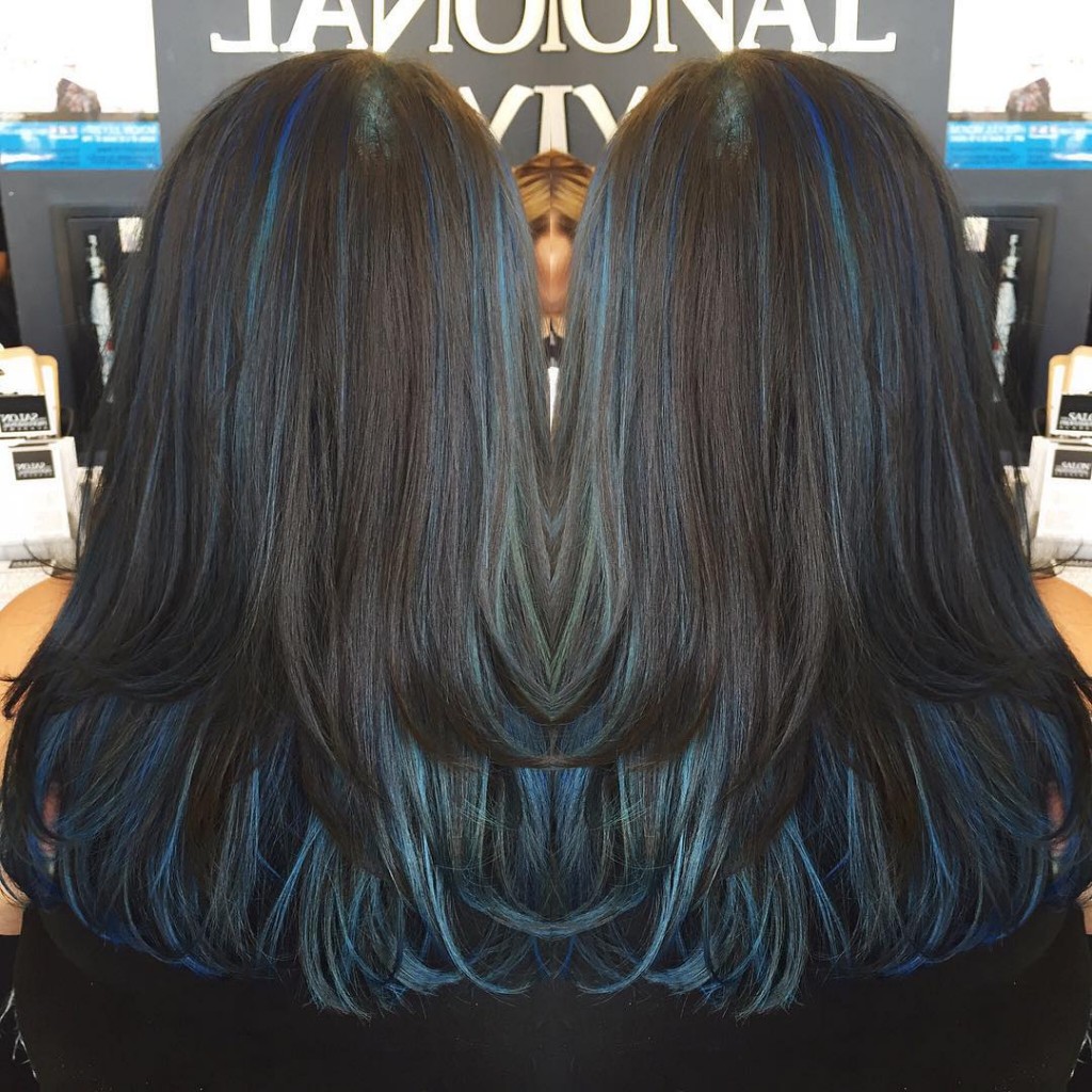 синие пряди на черных волосах