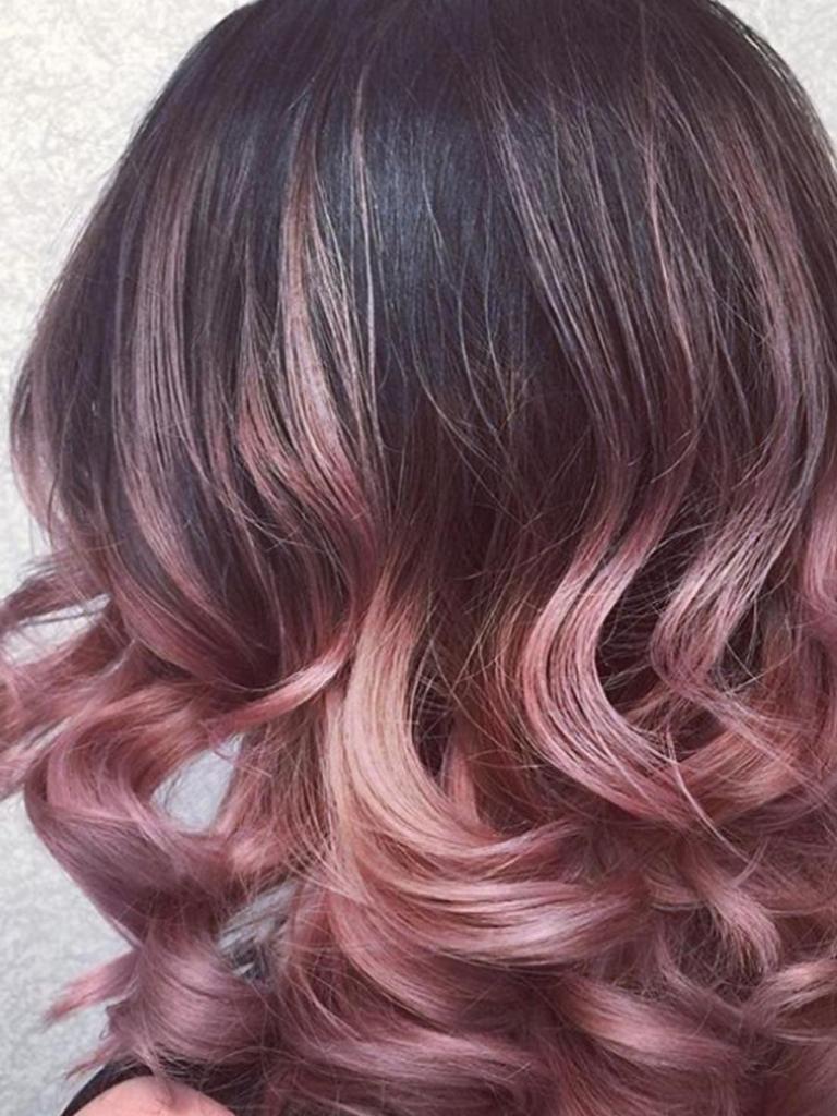 концы волос окрашены в розовый кварц